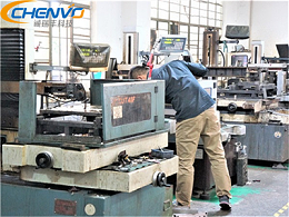 五金沖壓模具中，如何降低沖裁力呀？