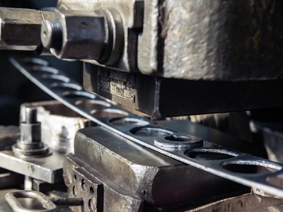 云浮沖壓件廠，雙動沖床安裝拉伸模的方法